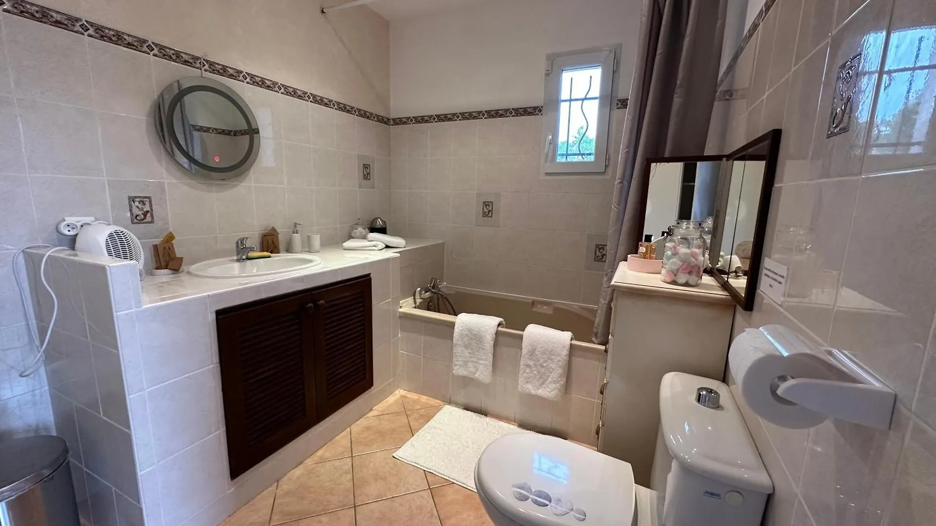 studio indépendant dans villa avec piscine jacuzzi Vidauban 0*,  France