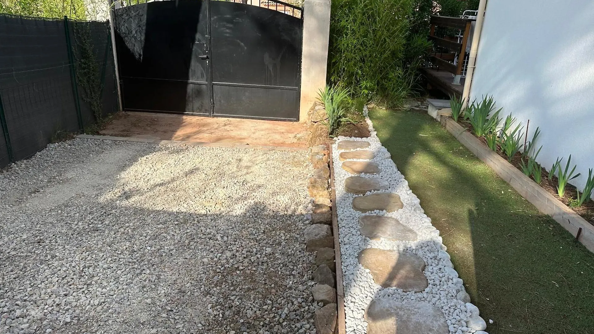 Hébergement de vacances studio indépendant dans villa avec piscine jacuzzi Vidauban